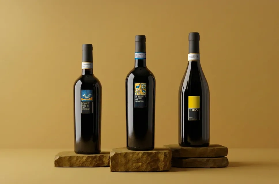 Garrafas de vinho da adega Feudi di San Gregorio