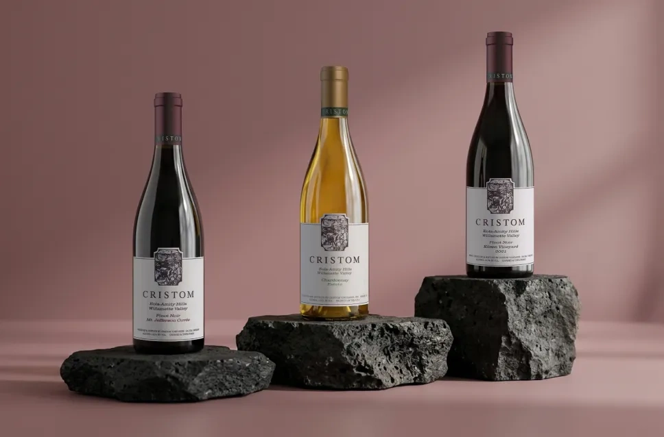 Garrafas de vinho da adega Cristom Vineyards