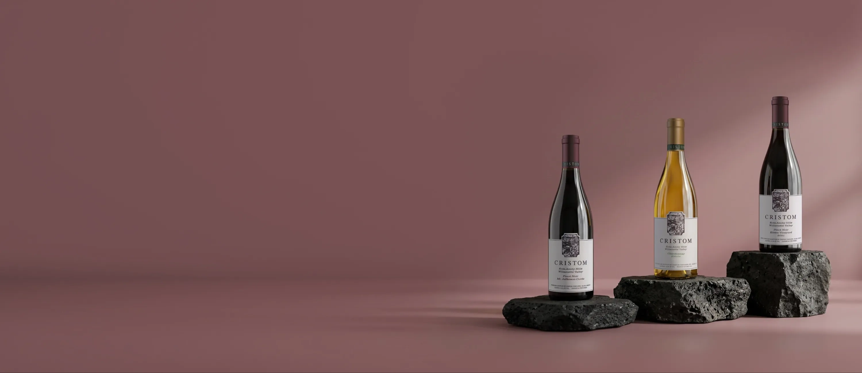Garrafas de vinho da adega Cristom Vineyards