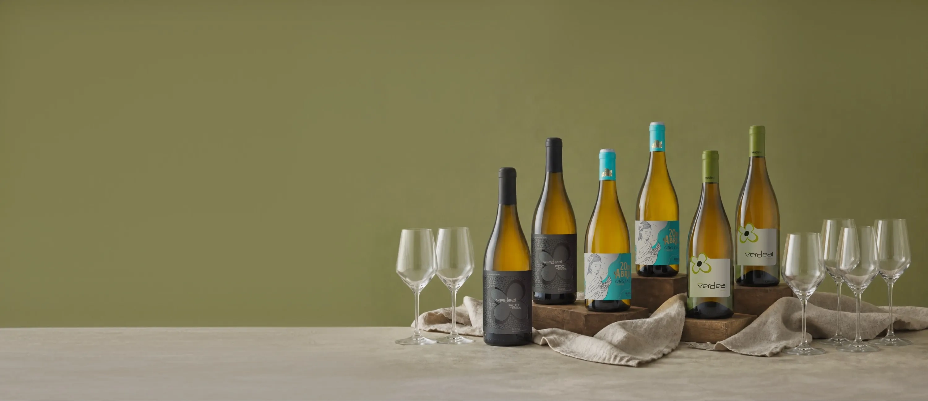 Garrafas de vinho da adega Verdeal e copos de oferta