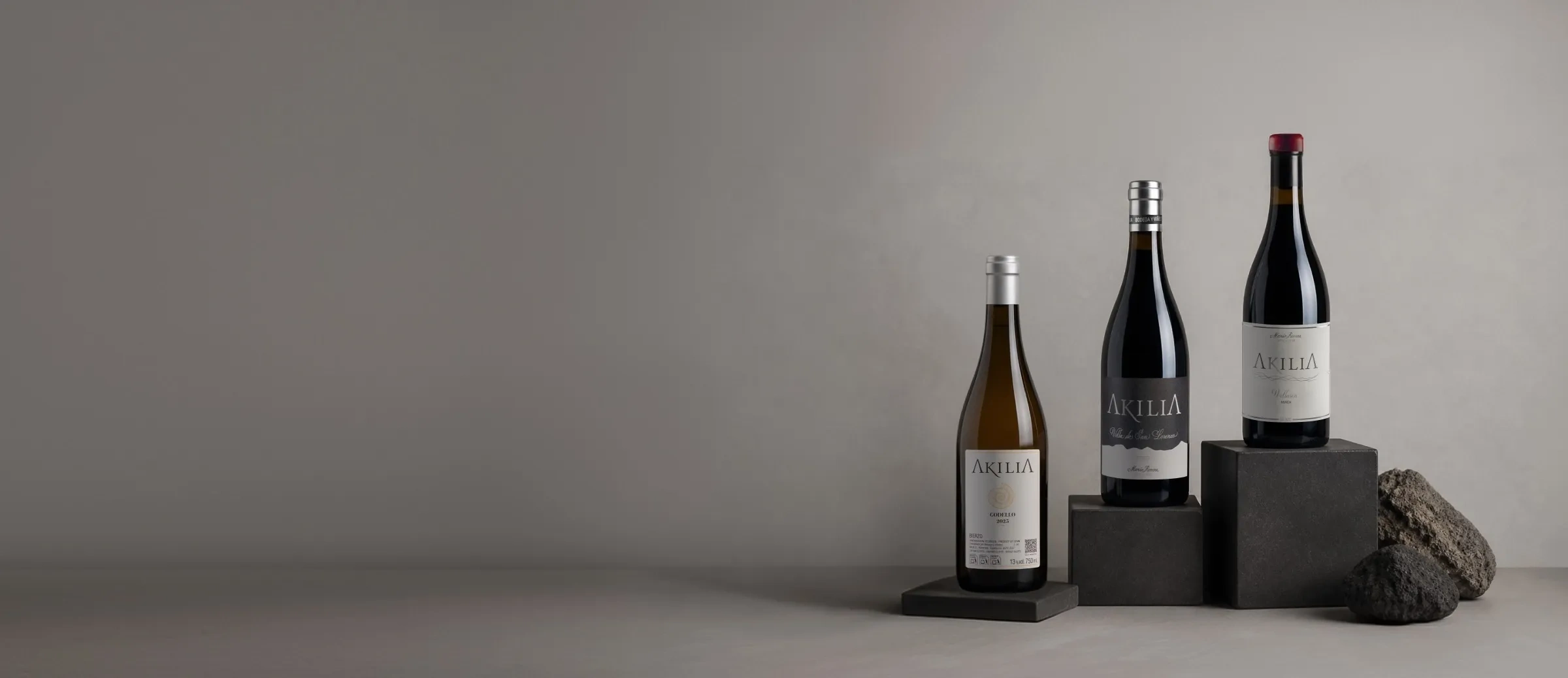 Garrafas de vinho da adega Akilia