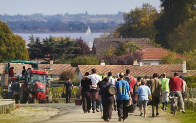 Trabajadores de Château Lynch Bages tras la vendimia