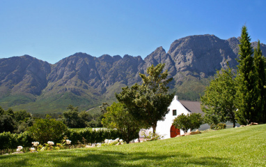 La bodega, con las montañas al fondo