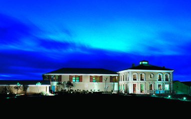 Vista nocturna de la bodega