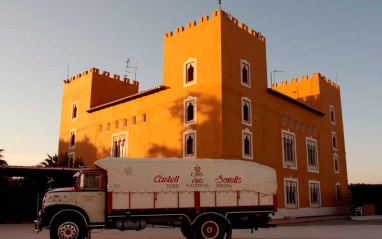 Edificio de bodega, con forma de castillo