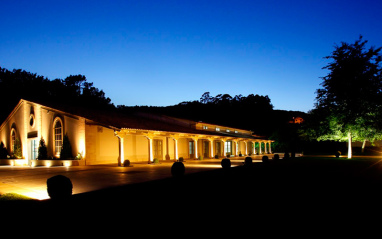 Imagen nocturna de la bodega