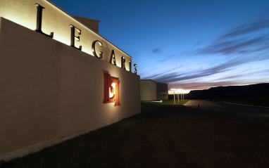 Imagen nocturna de la bodega