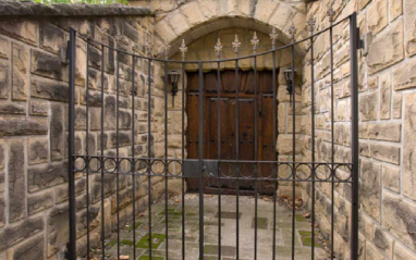 Reja de acceso al edificio