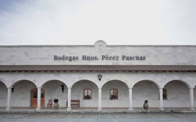 Fachada principal de la bodega