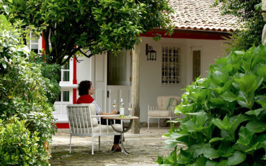 Rosa Ruiz en el jardín de la bodega