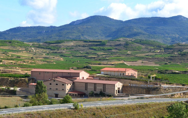 Vista panorámica del edificio y el entorno de la bodega