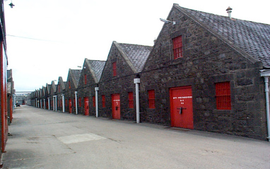 Exterior del edificio de la destilería