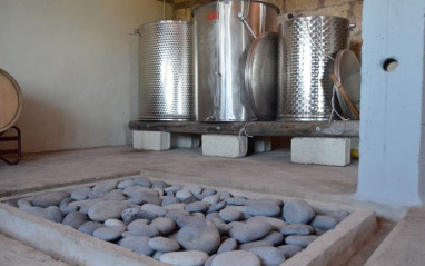 Depósitos de acero inoxidable y cantos rodados