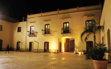 Vista nocturna del edificio de la bodega