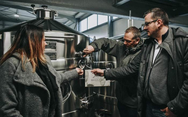 Vignerons catando: Elodie, Nicolas y Hugo Servaux en la bodega familiar