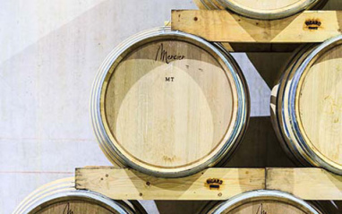 Barricas de roble donde envejece el vino.