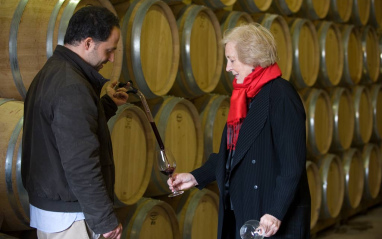 Madre e hijo catan un vino