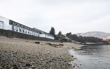 Destilería Bunnahabhain al lado del agua de la que se nutre