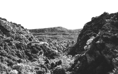 La bodega se encuentra en un privilegiado lugar entre valles rocosos