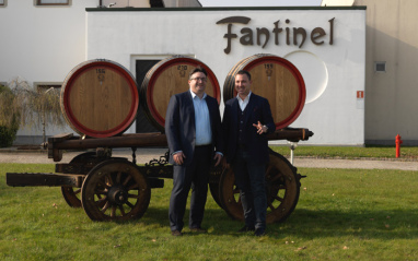 Miembros de la familia Fantinel, junto a su bodega.