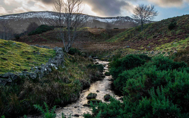 Paso del río al lado de la destilería