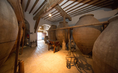 Bodega antigua con tinajas