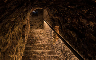 Escalera de acceso a la cava