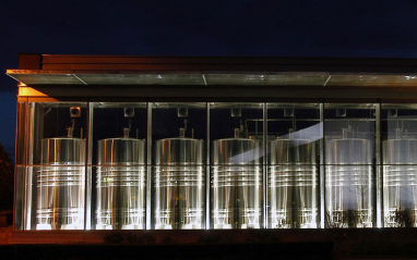 Vista nocturna de la nave de elaboración