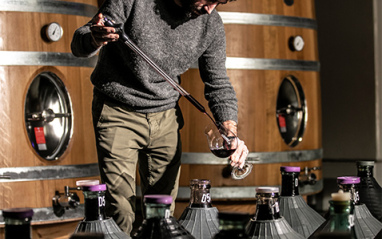 Carlos Mazo en el interior de la bodega