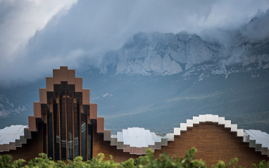 El edificio de bodega "custodiado" por la Sierra de Cantabria