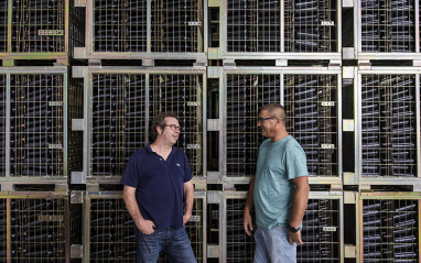 Bertrand y David junto a los jaulones de la bodega