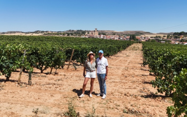Alba y Enrique Abiega fundadores de la bodega en la viña