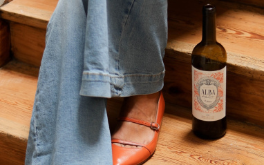 Botella de vino Alba Abiega Desde Zero 2024 sobre escalones de madera en una escena lifestyle