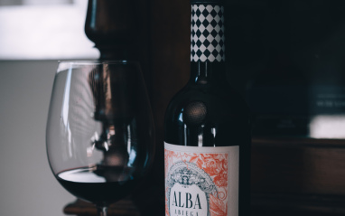 Botella y copa de vino de Alba Abiega Desde Zero 2024